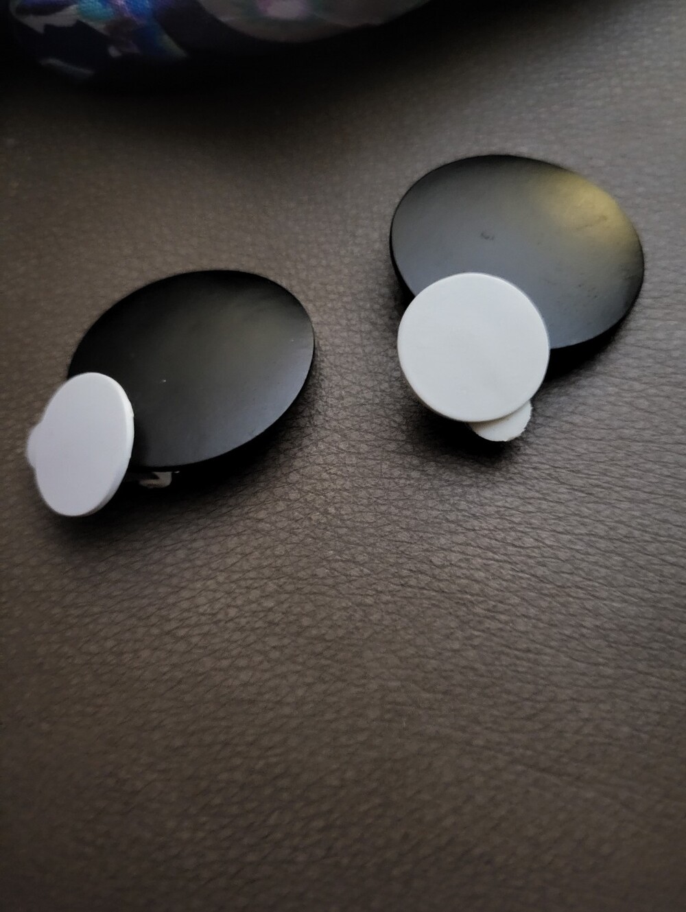 Classic Two-Tone Round Hair Clips — Black & White